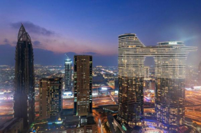 FIRST CLASS 2BR Elegance with Iconic Views